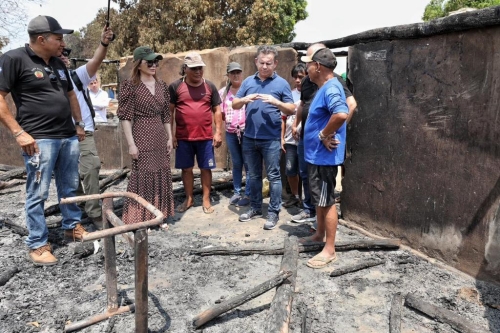 “Eu não poderia deixar de vir pessoalmente atender meus irmãos”, declara primeira-dama de MT em aldeia atingida por fogo